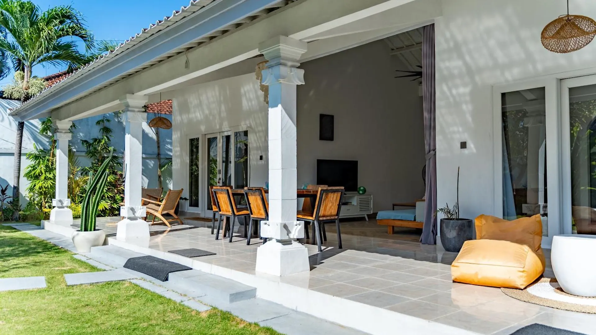 Villa Curves Bali Seminyak   Seminyak (Bali)